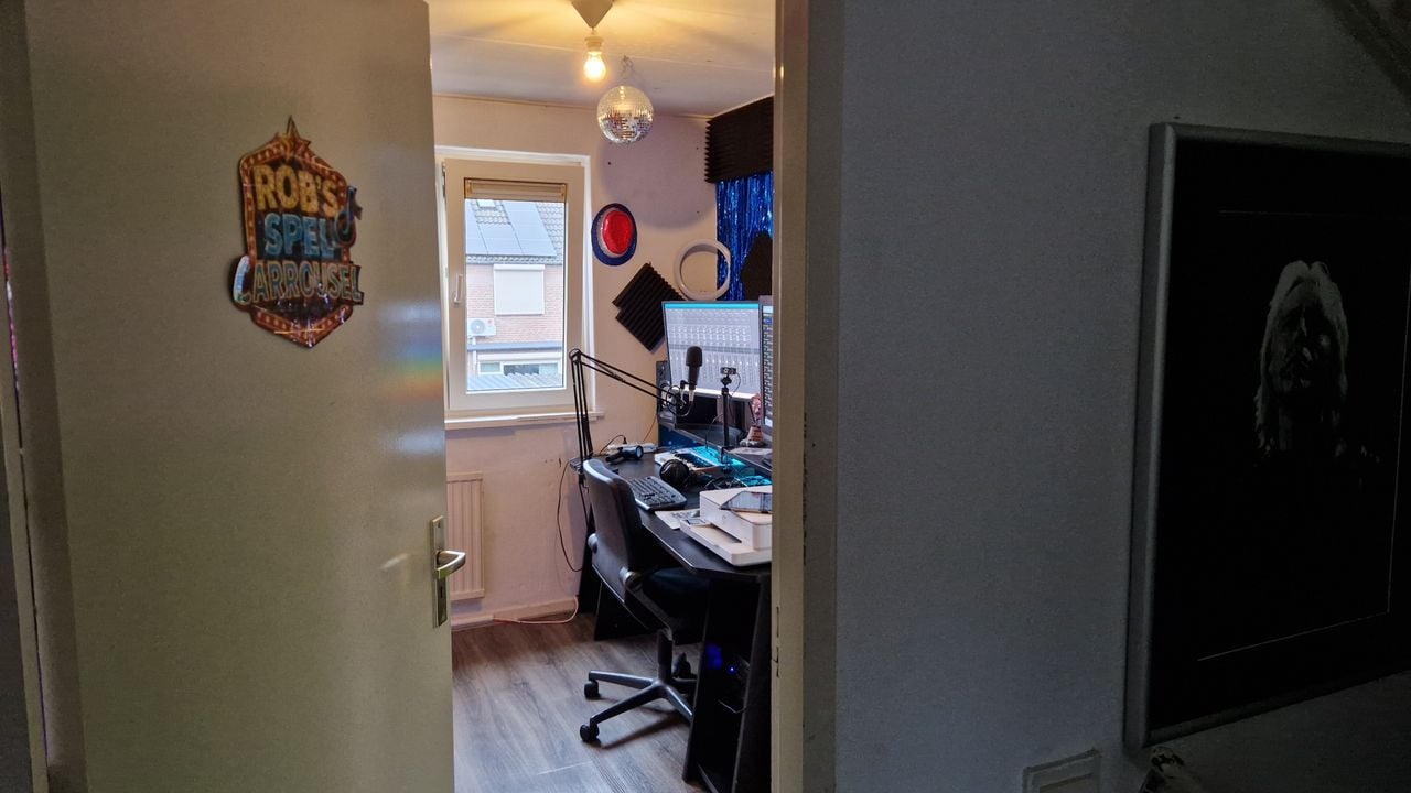 De studio is op een van de slaapkamers bij Rob thuis