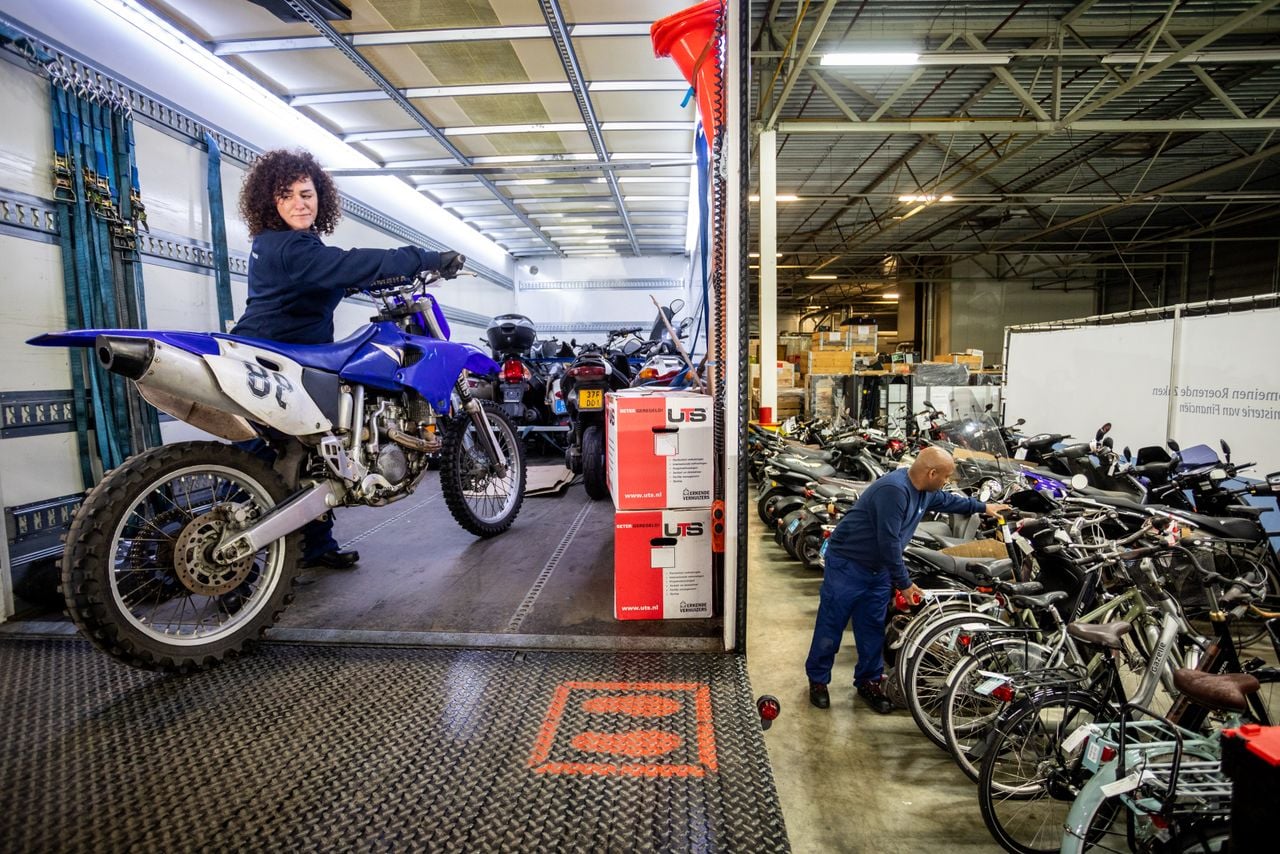 In beslag genomen motoren, fietsen en brommers worden uitgeladen bij het depot van Domein Roerende Zaken (Foto: Domein Roerende Zaken.)