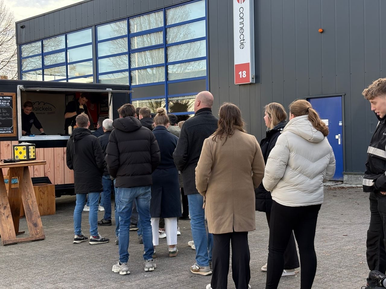 Een klein deel van de rij donderdag (foto: Raymond Merkx).
