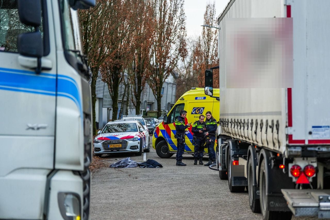Het meisje kwam met haar fiets onder de vrachtwagen terecht (foto: Persbureau Heitink).