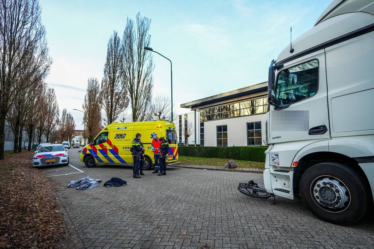 Het meisje kwam met haar fiets onder de vrachtwagen terecht (foto: Persbureau Heitink).