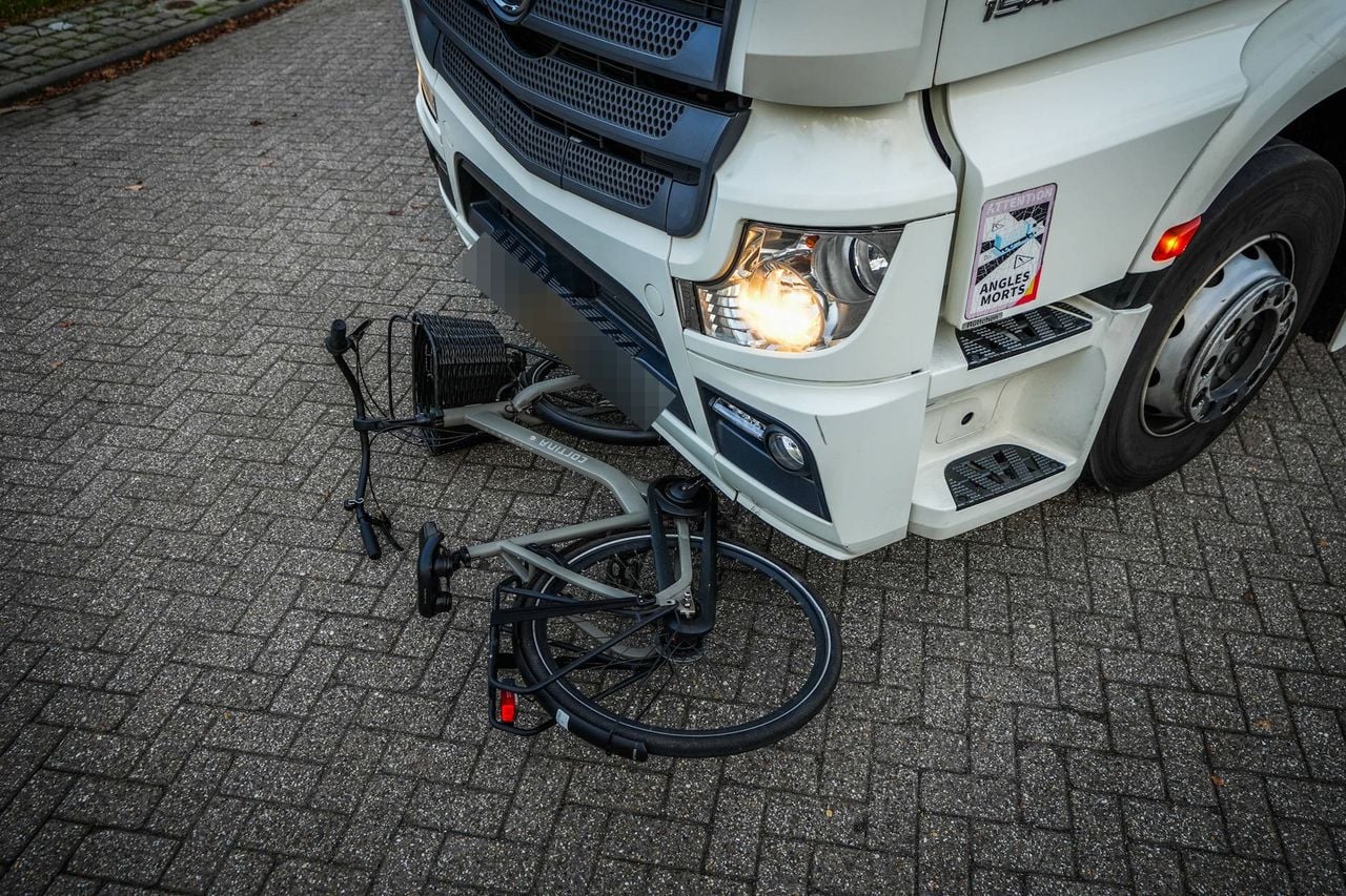 Het meisje kwam met haar fiets onder de vrachtwagen terecht (foto: Persbureau Heitink).