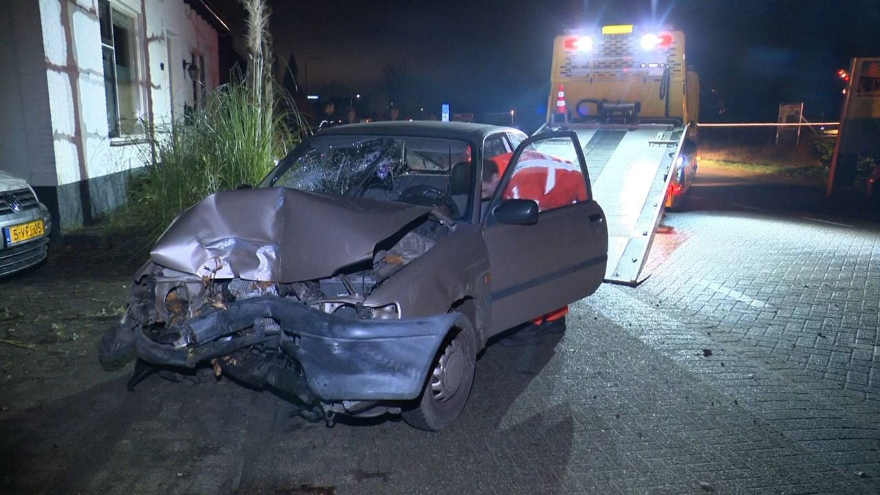 De auto raakte bij de crash in Ossendrecht zwaar beschadigd (foto: Persbureau Heitink).