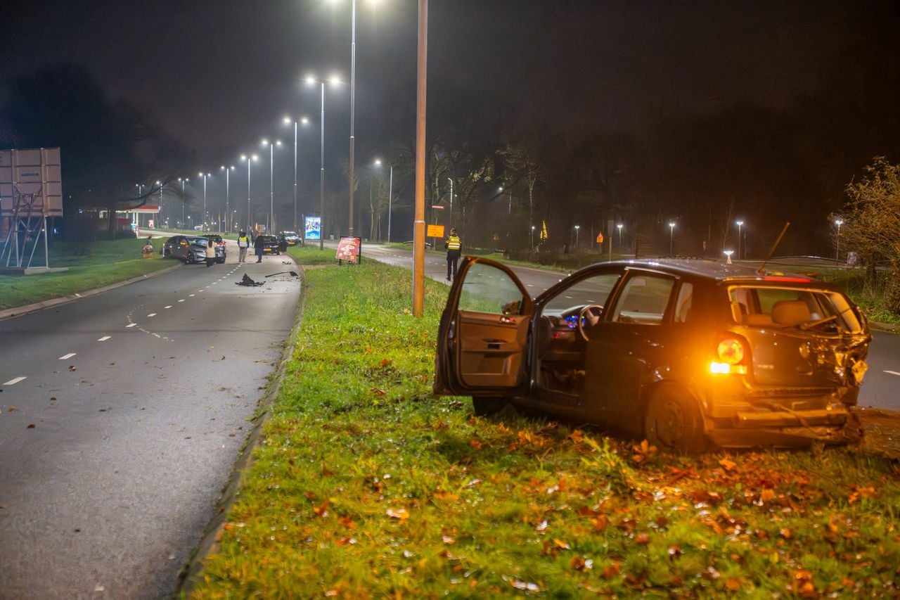 De klap in de Boutenslaan in Eindhoven was zo hard dat de auto's ruim honderd meter uit elkaar tot stilstand kwamen (foto: Dave Hendriks/Persbureau Heitink).