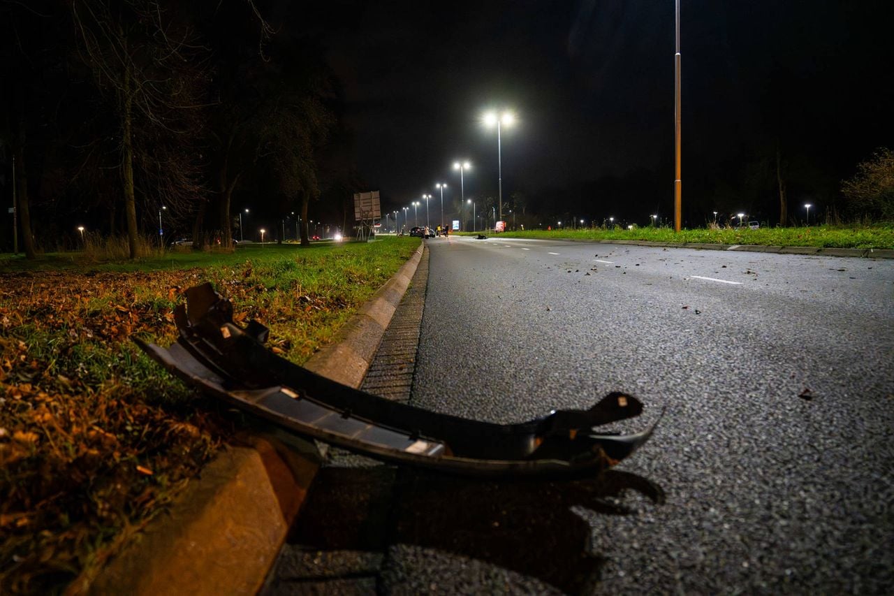 De Boutenslaan in Eindhoven werd in twee richtingen afgesloten tot de twee auto's getakeld konden worden (foto: Dave Hendriks/Persbureau Heitink).