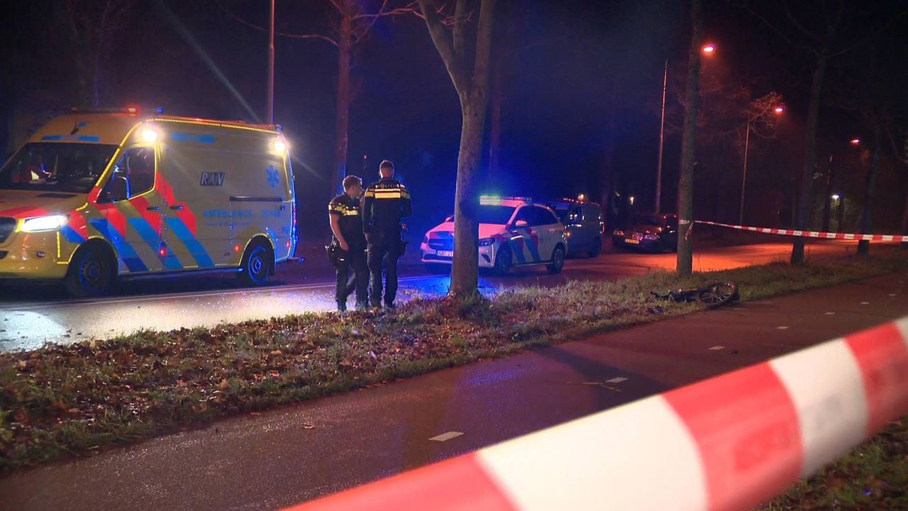 De brommerrijder is na het ongeluk op de Dijkrand in Roosendaal naar een ziekenhuis gebracht (foto: Persbureau Heitink).