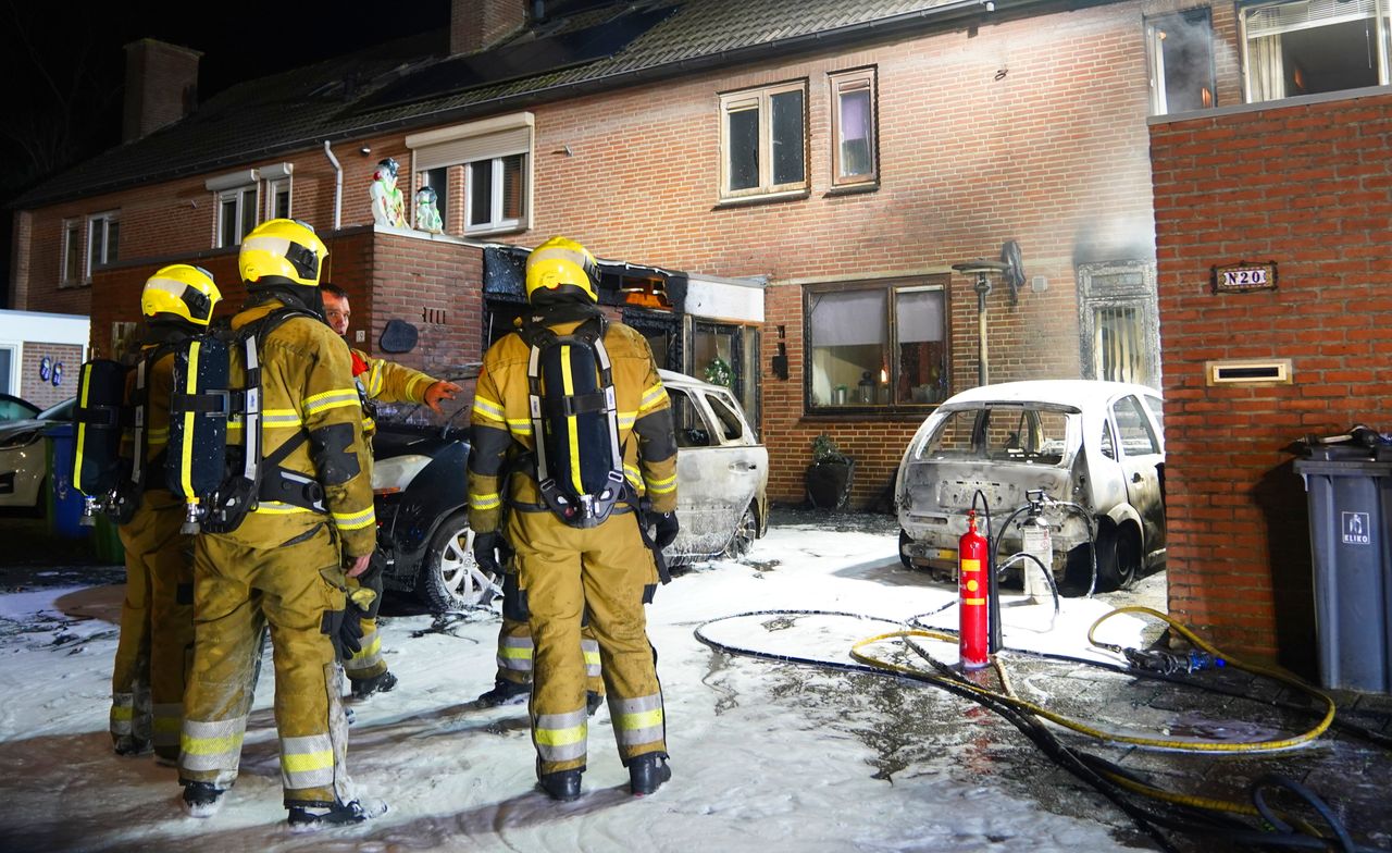 De brandweer bluste het vuur in Schijndel (foto: Bart Meesters/Persbureau Heitink).