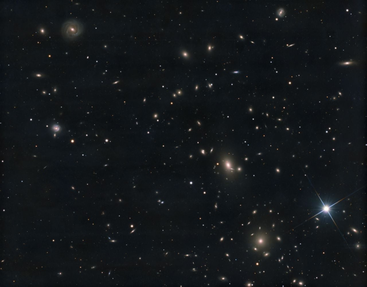 Cluster van sterrenstelsels (foto: Onno Bloemers). 