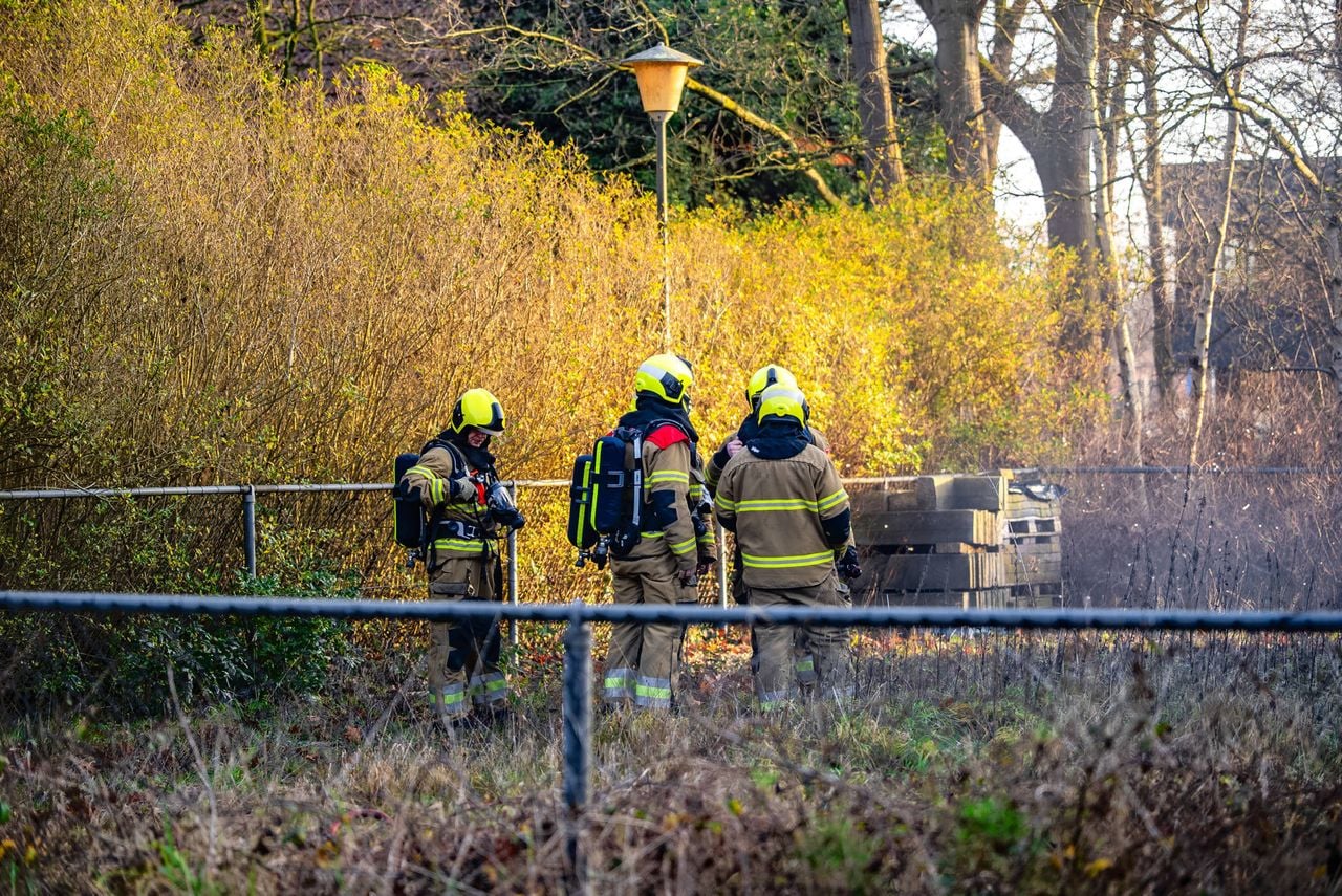 Brand in loods vermoedelijk door vuurwerk (foto:  Lucas Lammers / Persbureau Heitink)