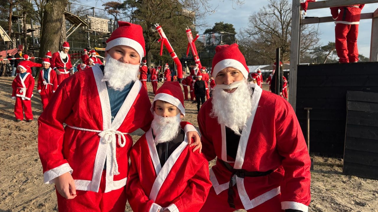 Kerstvader Joep rent mee met zijn kinderen (foto: Imke van de Laar).