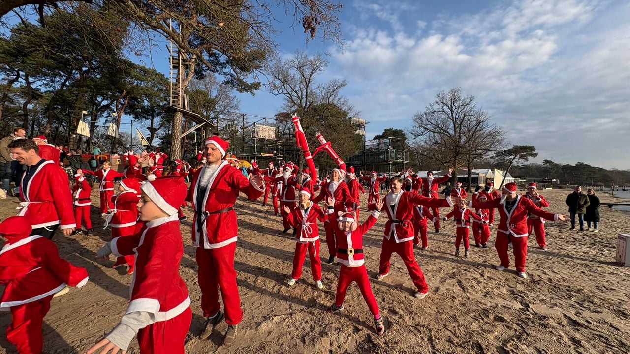 De warming up voor de Santa Run (foto: Imke van de Laar).