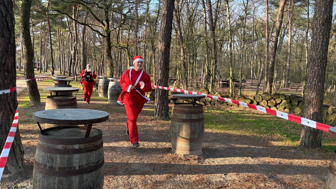 Rennen door de bossen bij Santa Fun Run Vught (foto: Imke van de Laar).
