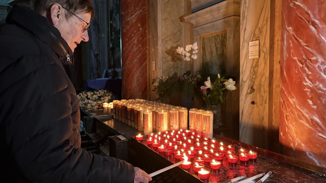 Tiny steekt een kaarstje aan in de basiliek voor wereldvrede en haar dierbaren (Foto: Imke van de Laar.)