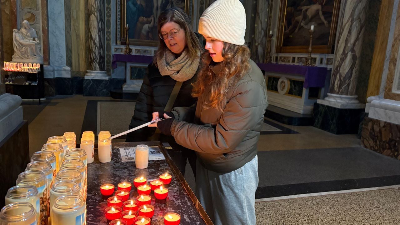 Ook Eva komt een kaarsje aansteken voor een dierbare (Foto: Imke van de Laar.)