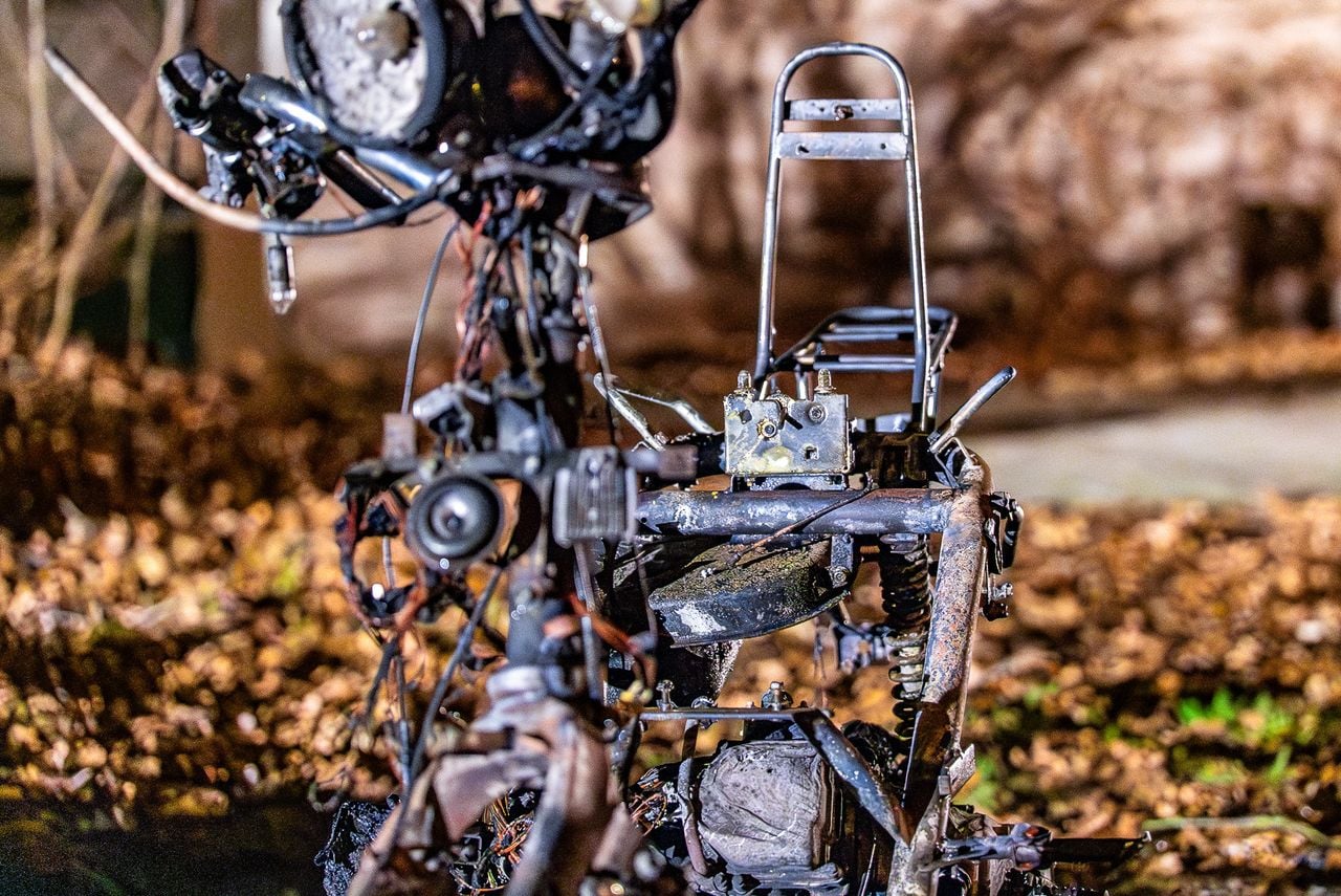 De brandweer was snel aanwezig, maar kon de scooter in Oss niet redden (foto: Lucas Lammers/Persbureau Heitink). 