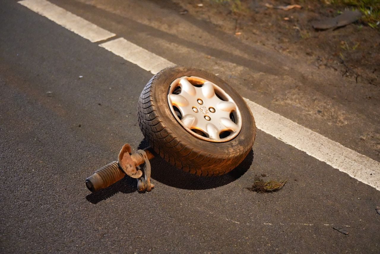 Bij de crash van de auto op de Midden-Brabantweg brak een wiel af (foto: Erik Haverhals/Persbureau Heitink). 