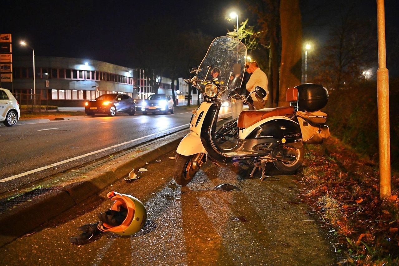 De brokstukken van de scooter (Foto: Rico Vogels / Persbureau Heitink).
