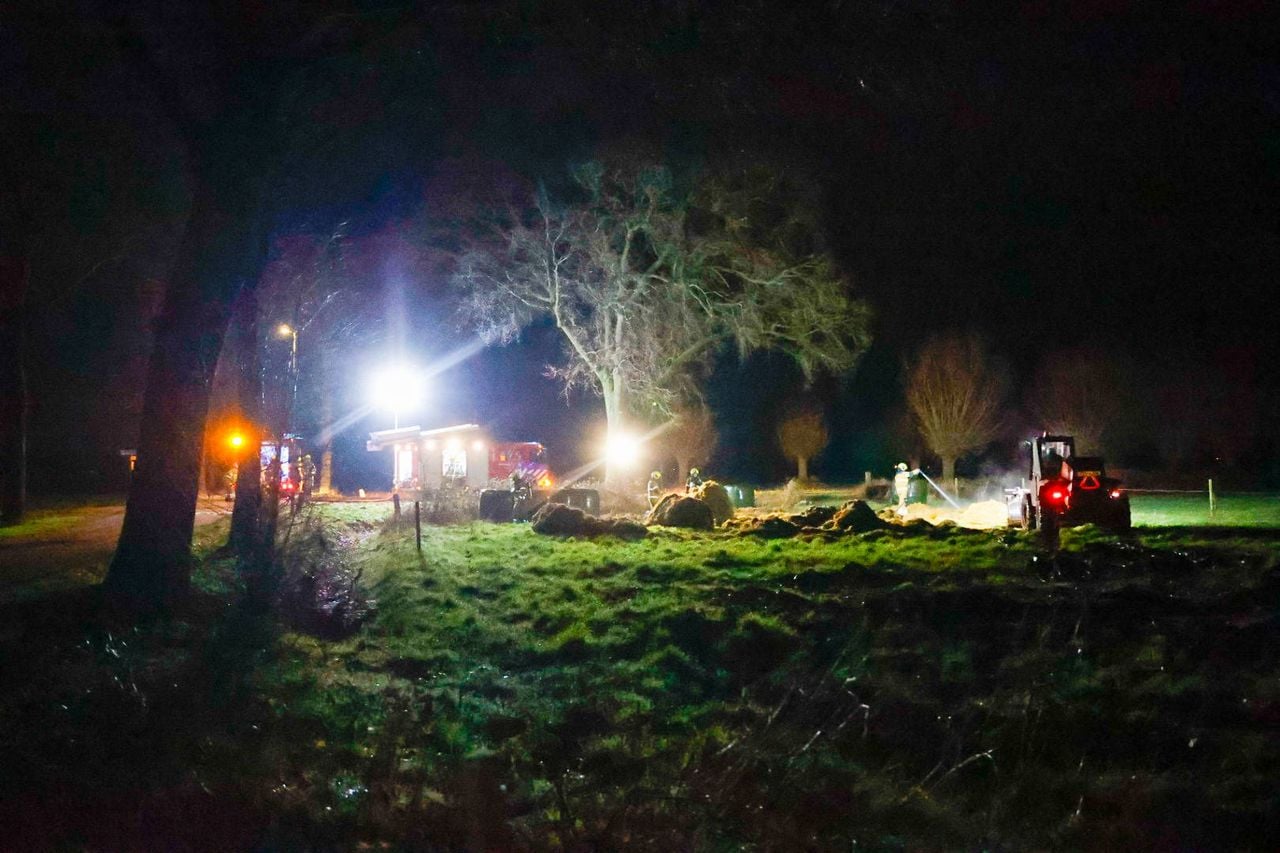 Meerdere hooibalen stonden in brand (Foto: Addy Smits / Persbureau Heitink).