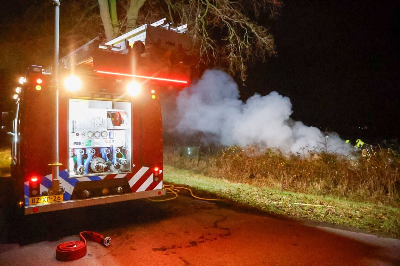 Meerdere hooibalen stonden in brand (Foto: Addy Smits / Persbureau Heitink).