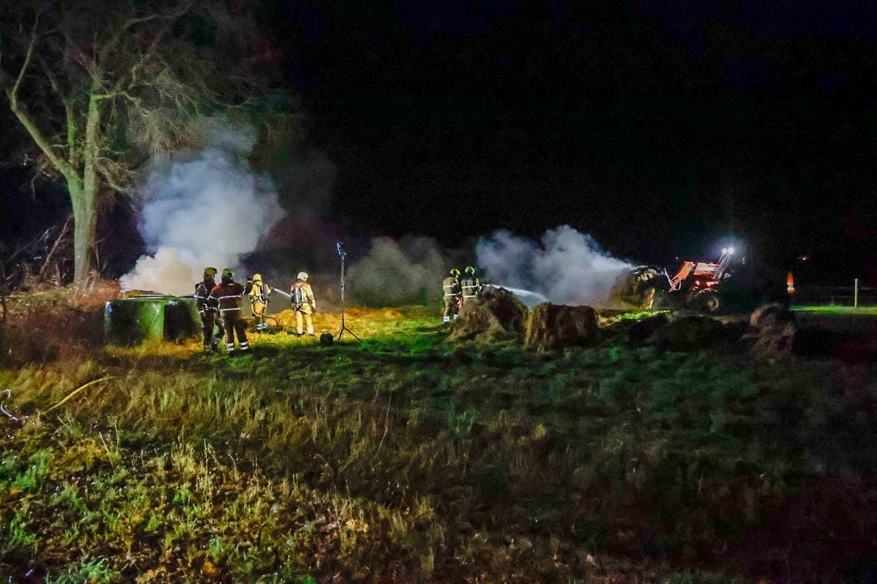 Meerdere hooibalen stonden in brand (Foto: Addy Smits / Persbureau Heitink).
