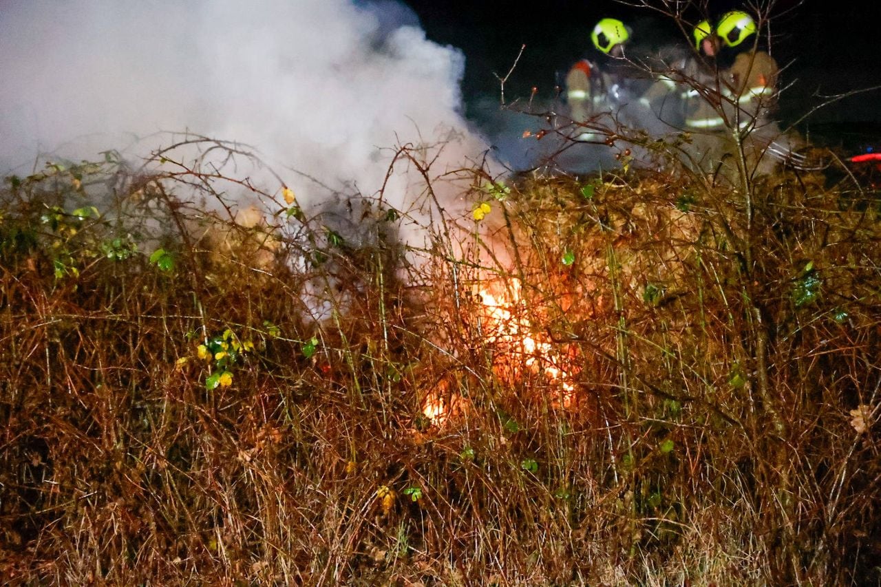 Meerdere hooibalen stonden in brand (Foto: Addy Smits / Persbureau Heitink).