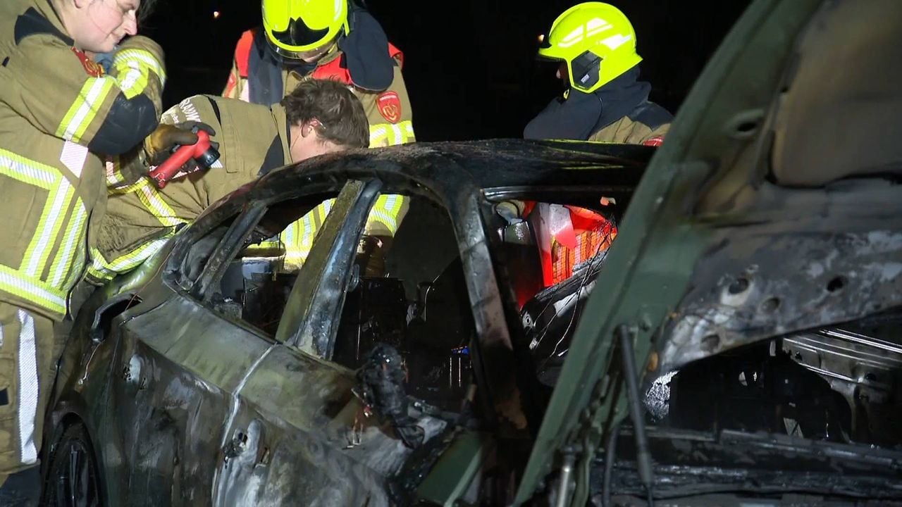 Een auto vloog ineens in brand (Foto: Persbureau Heitink).