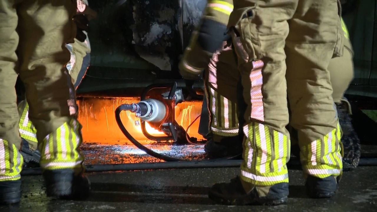 Een auto vloog ineens in brand (Foto: Persbureau Heitink).