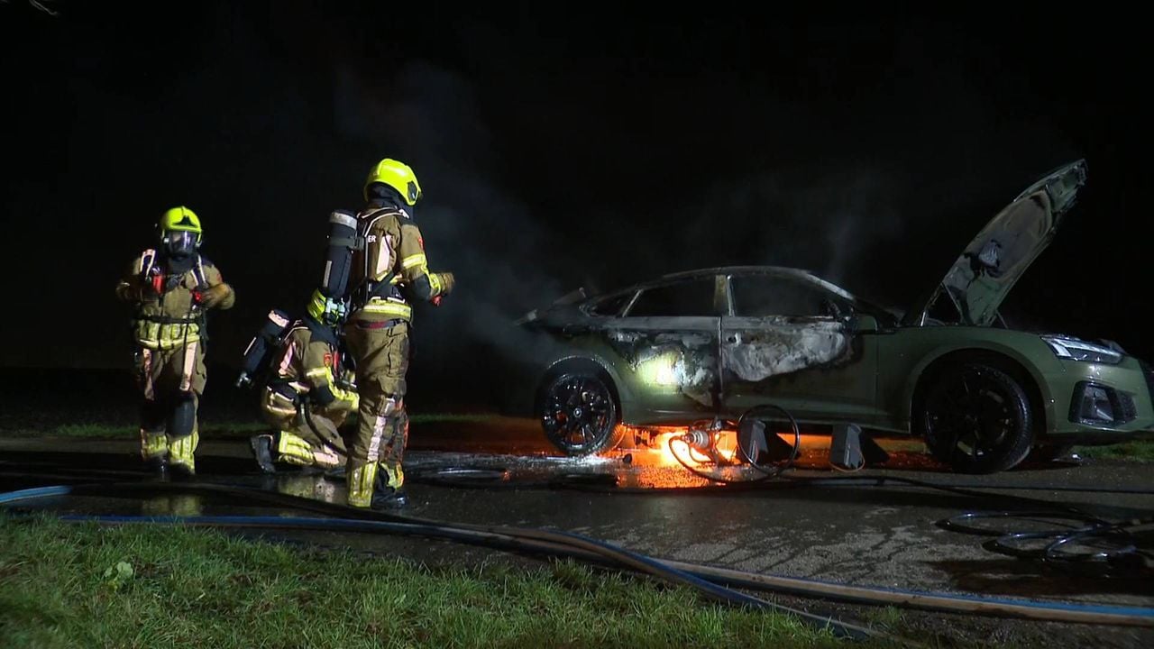 Een auto vloog ineens in brand (Foto: Persbureau Heitink).