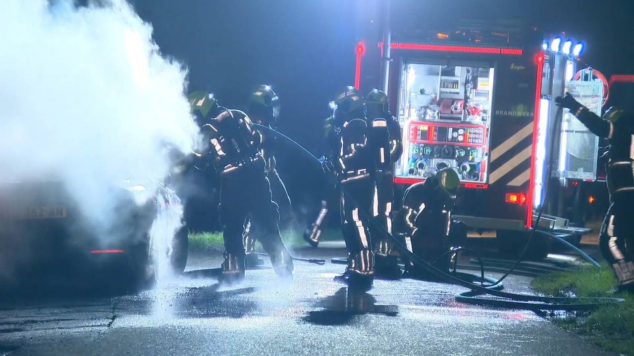 Een auto vloog ineens in brand (Foto: Persbureau Heitink).