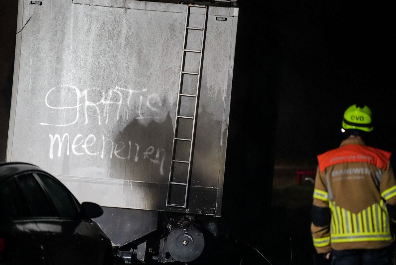 De vrachtwagen was naast de Veense Polder geparkeerd (foto: Erik Haverhals/Persbureau Heitink).