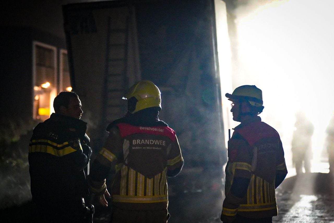 Hoe de brand in de vrachtwagenaanhanger aan de Veense Polder in Veen kon ontstaan, wordt onderzocht (foto: Foto: Erik Haverhals/Persbureau Heitink). 