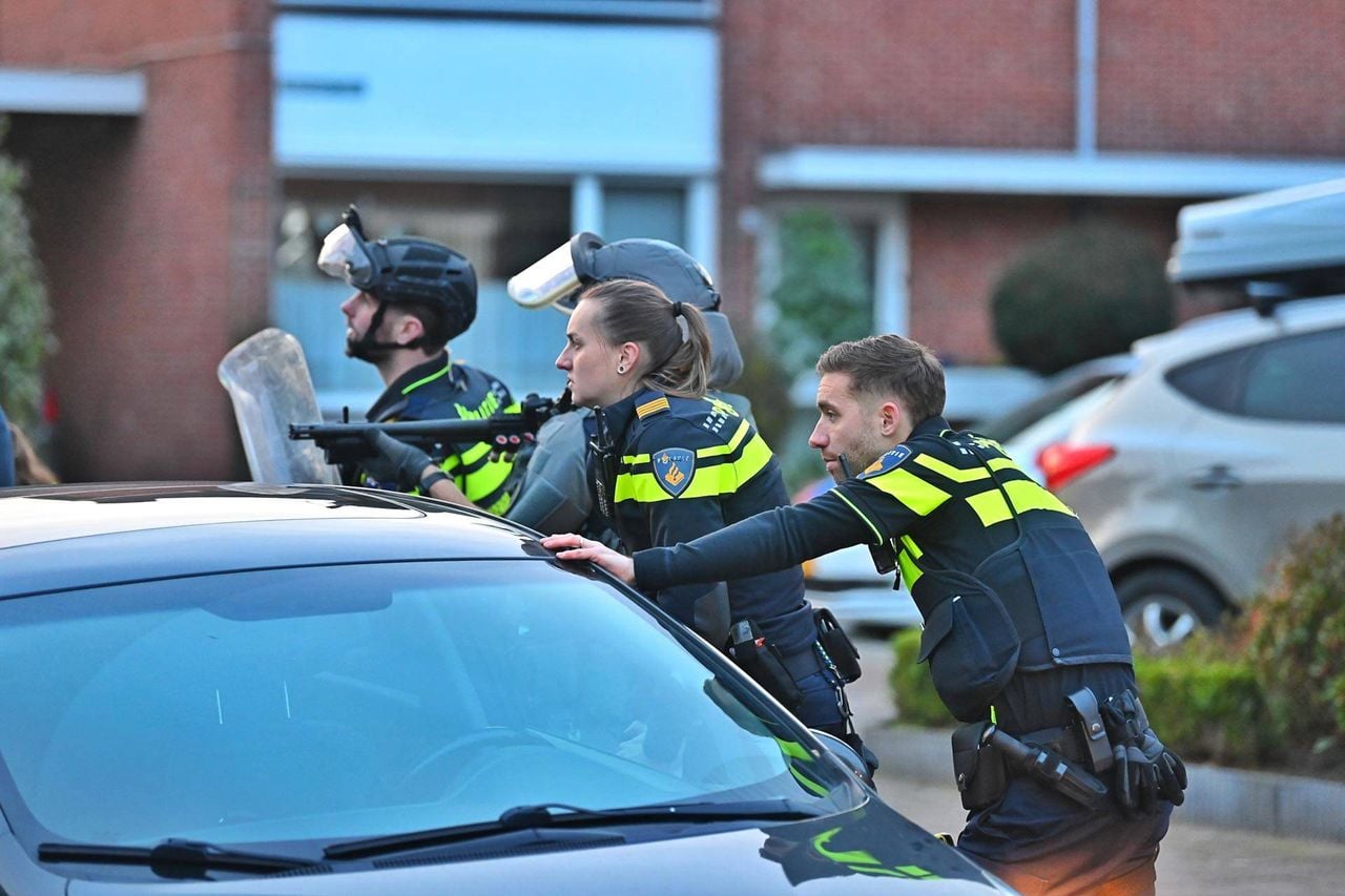 De politie en DSI kwamen naar Veldhoven toe (foto: Rico Vogels/Persbureau Heitink).