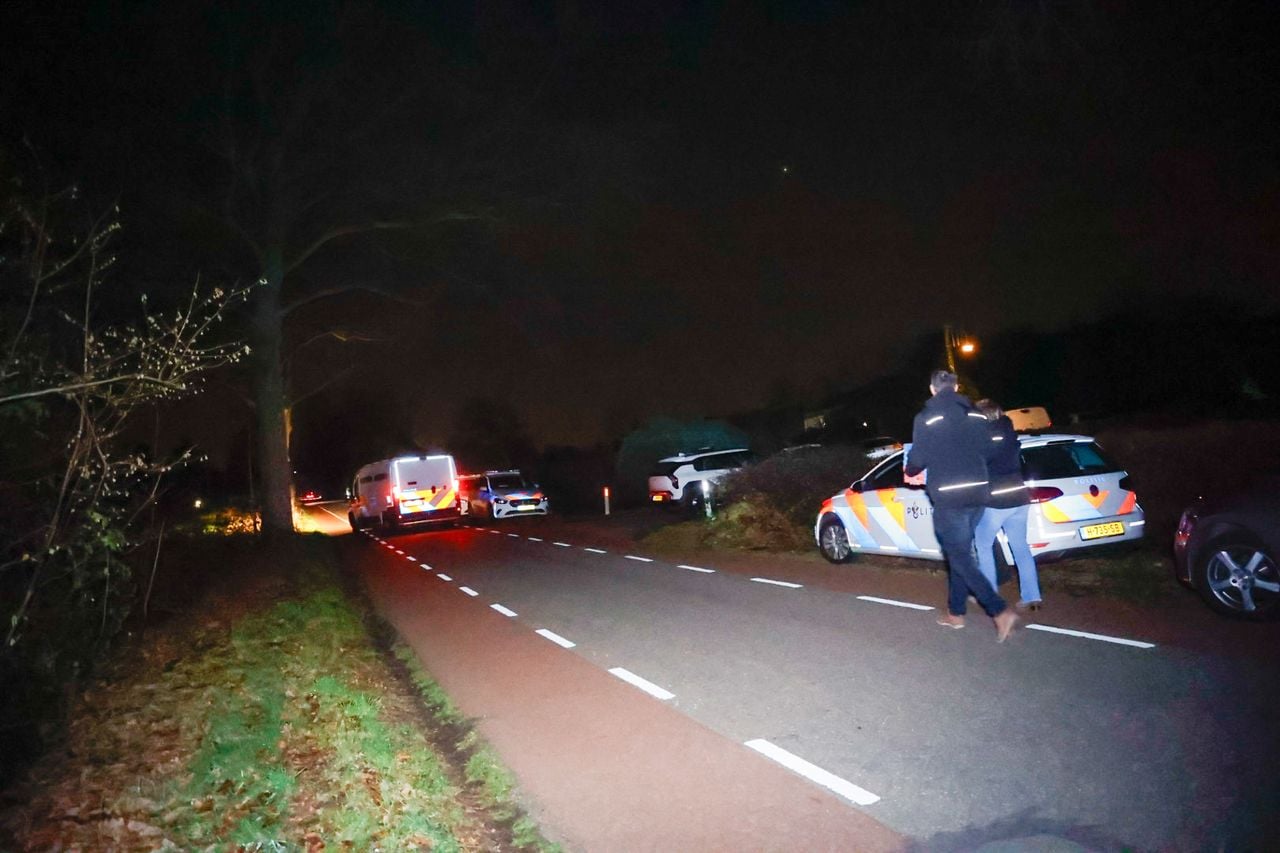 De politie doet onderzoek in het huis (foto: Persbureau Heitink).