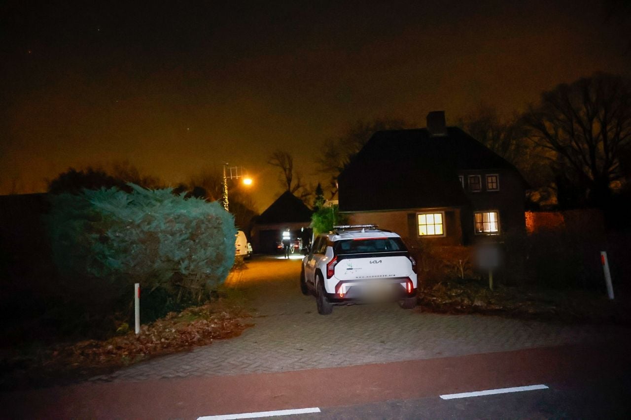 De politie doet onderzoek in het huis (foto: Persbureau Heitink).