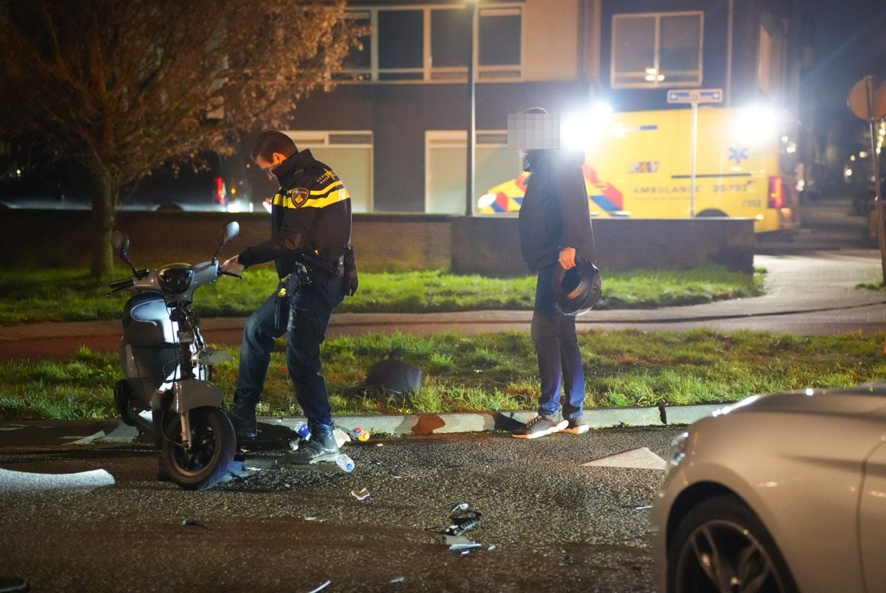 De scooterrijder raakte lichtgewond (foto: Erik Haverhals / Persbureau Heitink).