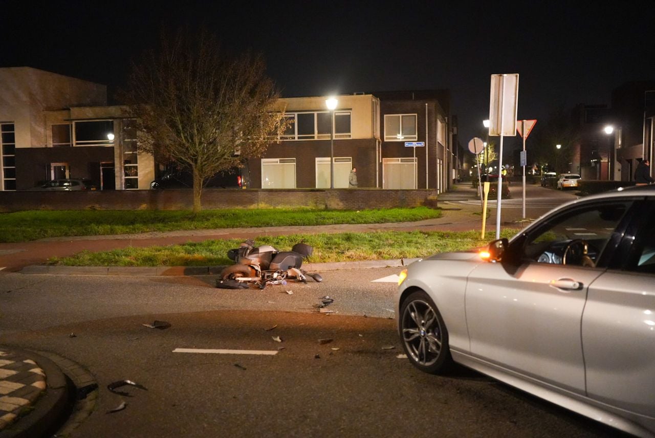 De scooter kon niet verder rijden (foto: Erik Haverhals / Persbureau Heitink).