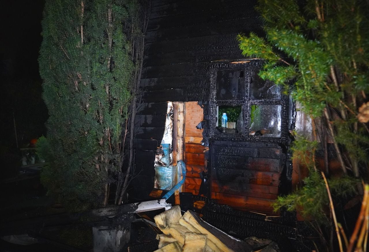 De bewoner wist de brand grotendeels te blussen (foto: Het vuur sloeg over naar de schuur (foto: Bart Meesters / Persbureau Heitink).