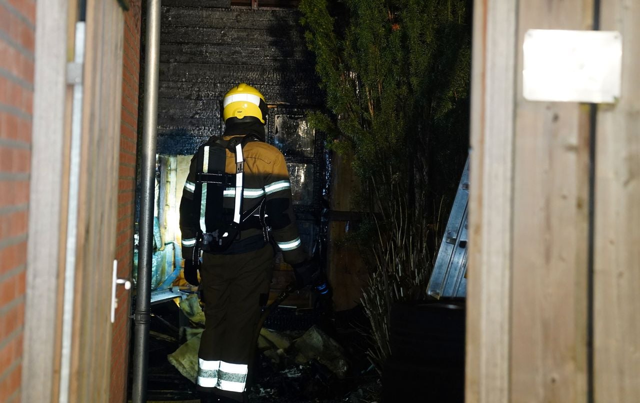 De bewoner had vuurwerkresten in de container gegooid (foto: Bart Meesters / Persbureau Heitink).