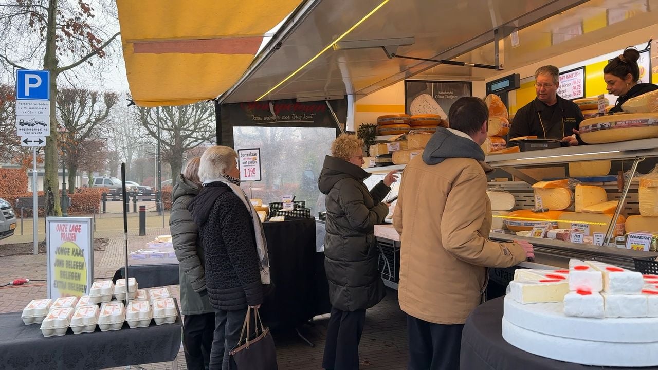De weekmarkt is volgens de vier organisatoren 'een groot succes'