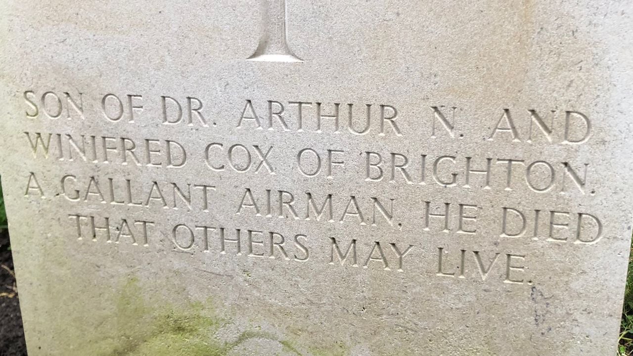 Tekst namens de nabestaanden onderaan de steen van Philip Cox (foto: Willem-Jan Joachems)