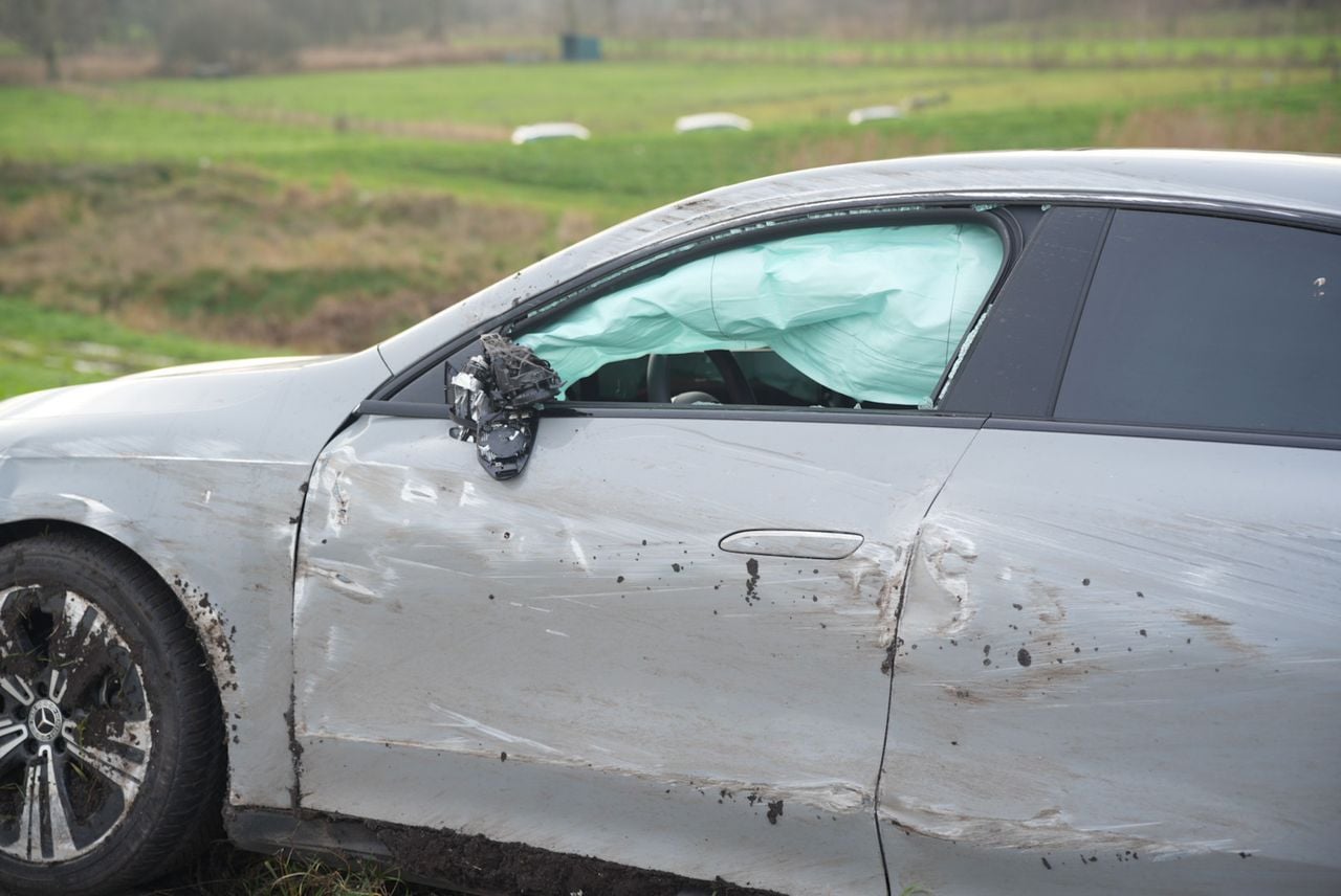 De auto raakte flink beschadigd (foto: Erik Haverhals / Persbureau Heitink).