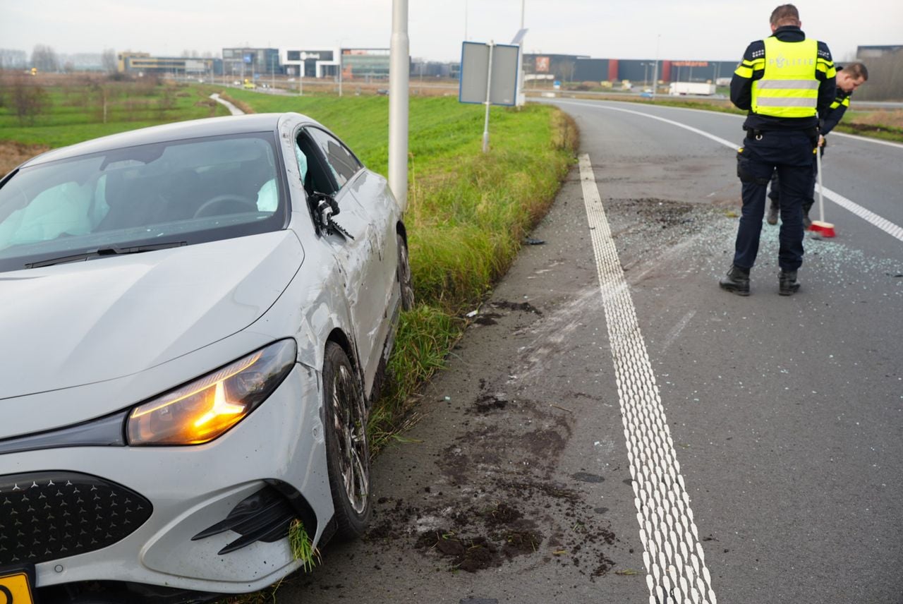 De bestuurder raakte lichtgewond (foto: Erik Haverhals / Persbureau Heitink).