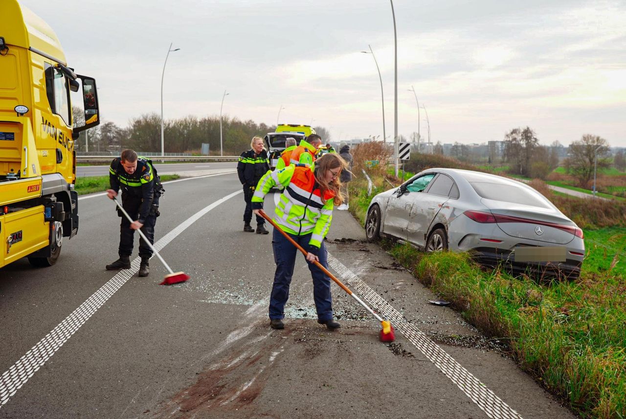 Het wegdek moest worden schoongemaakt (foto: De bestuurder raakte lichtgewond (foto: Erik Haverhals / Persbureau Heitink).