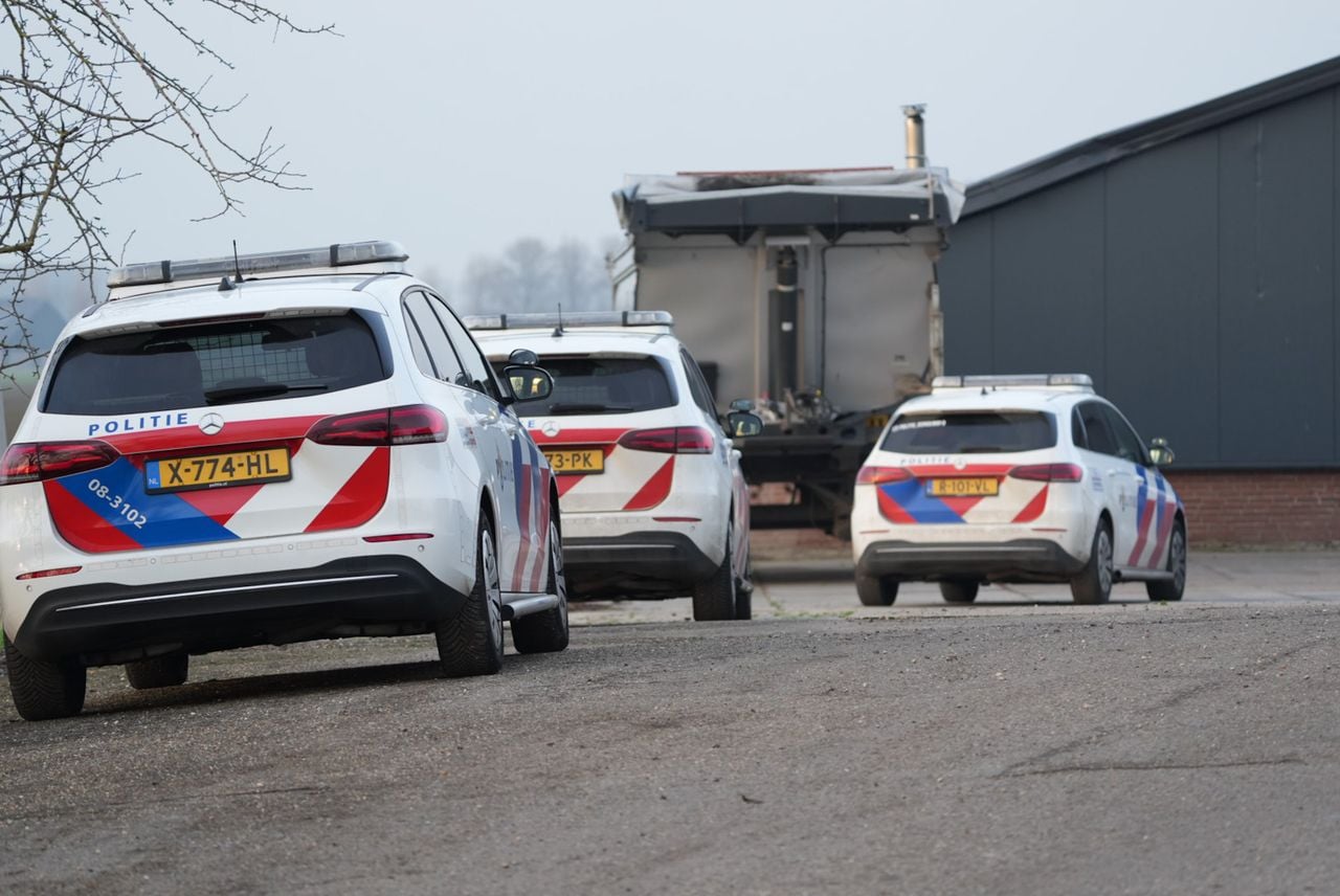 Meerdere politiewagens kwamen naar het bedrijf toe (foto: Erik Haverhals/Persbureau Heitink).