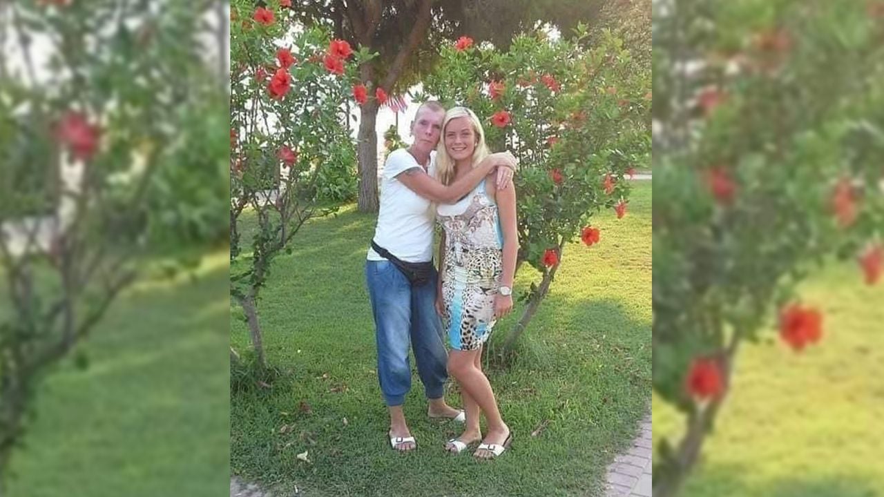 Priscilla en haar moeder Manon op vakantie 