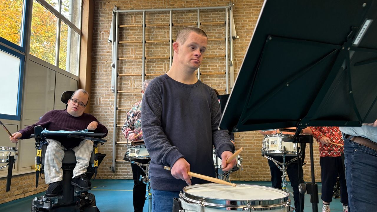 Leden van drumband Maurits maken muziek (foto: Imke van de Laar).