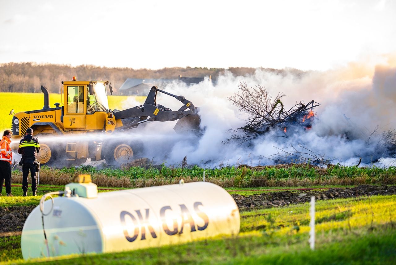 Door de bulldozer werd het vuur eerst erger (foto: Lucas Lammers / Persbureau Heitink).
