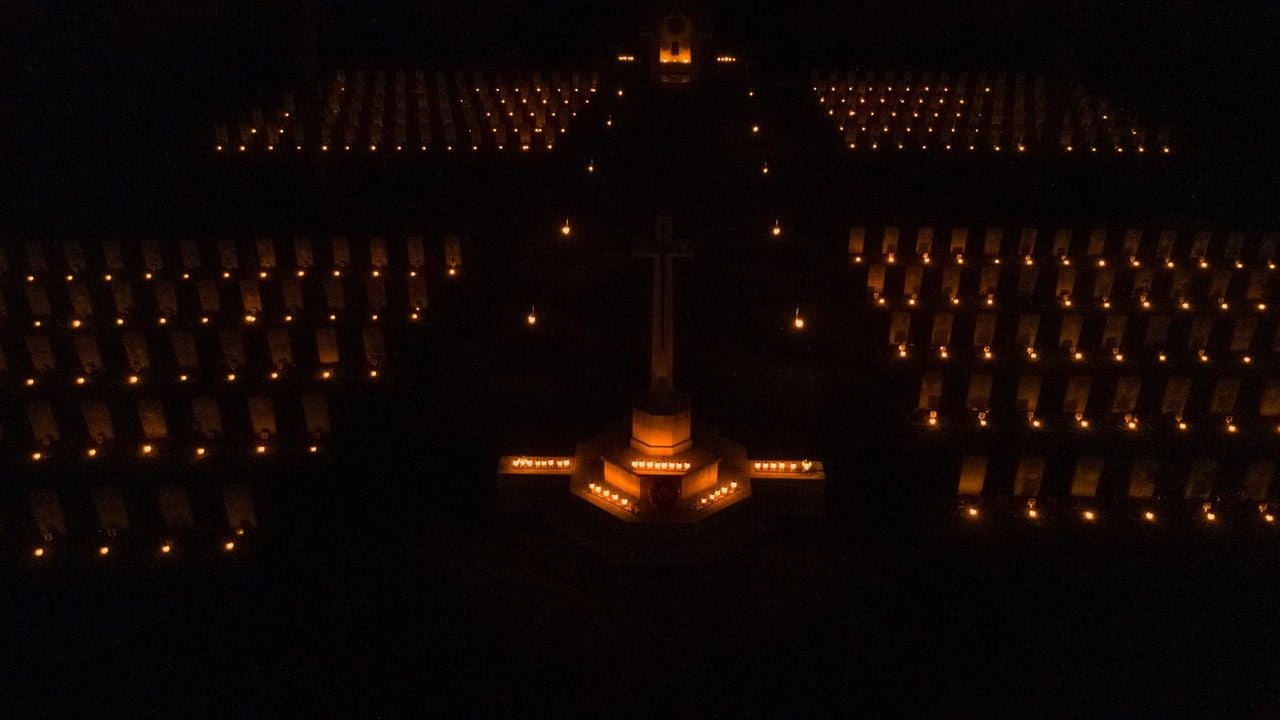 281 kaarsen branden in de avond (foto: Albert Hendriks).