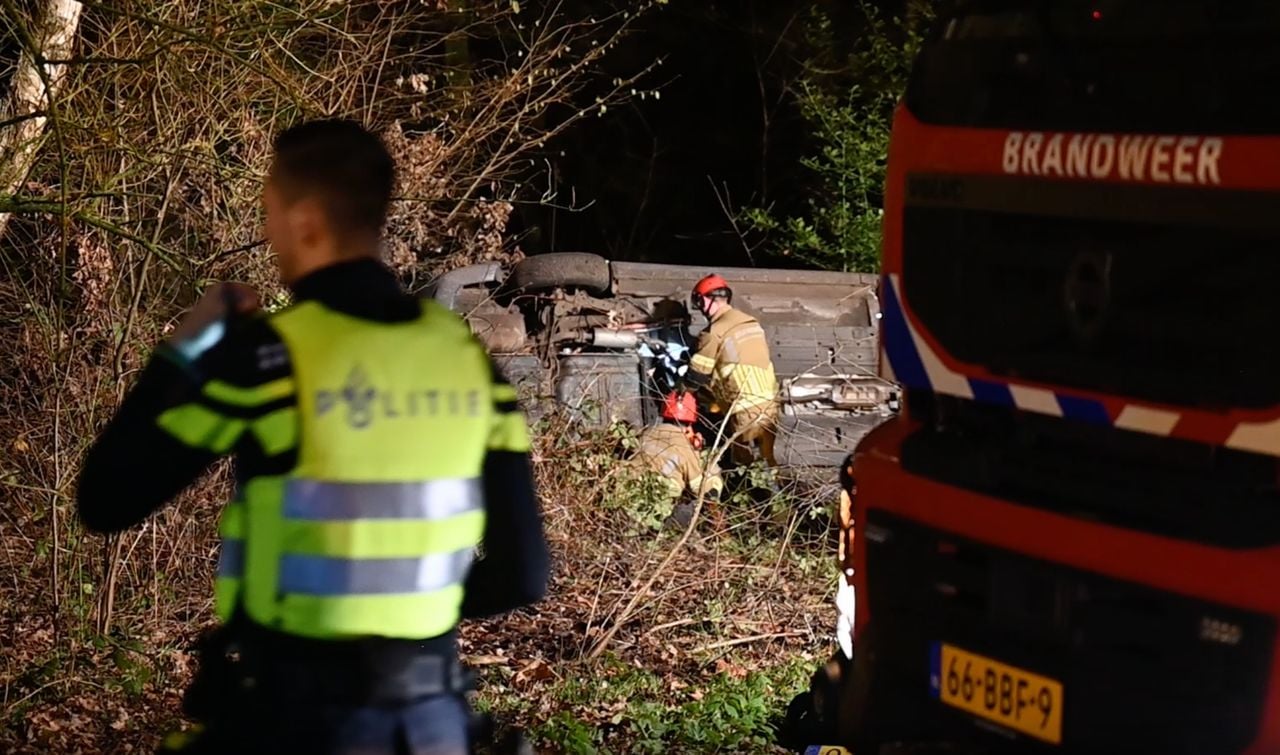 Een auto raakte van de weg op de Scheibaan in Oisterwijk (foto: Persbureau Heitink).