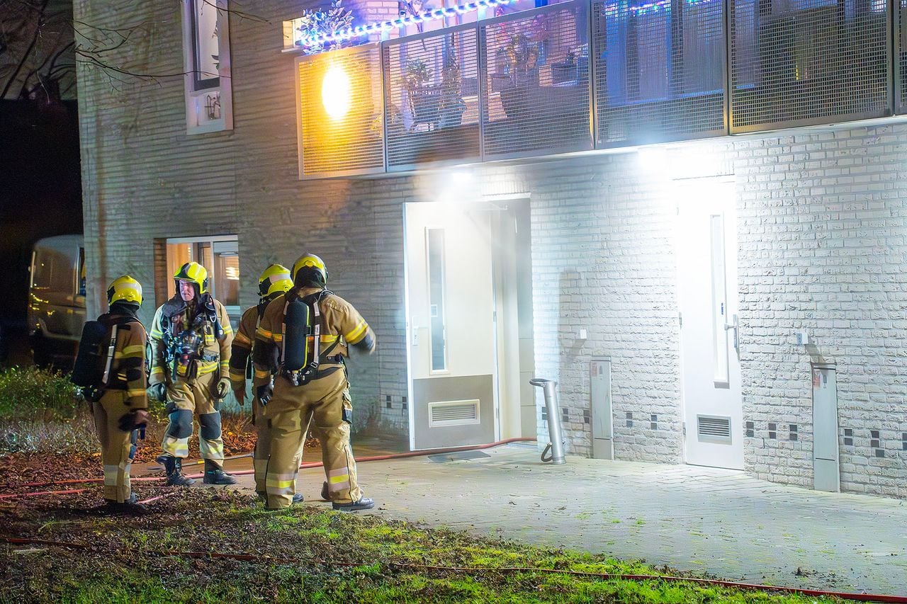 Twintig appartementen zijn dinsdagavond ontruimd na brand in een flat aan de Schaepmanlaan in Oss (foto: SQ Vision).